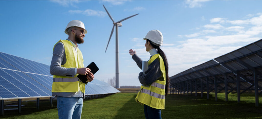 Ingenieros evaluando un proyecto de energía solar y eólica en campo abierto en Colombia